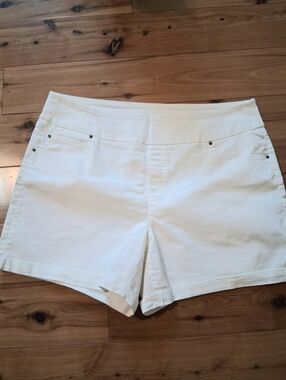 Classic White Stretch Shorts with Pockets Size 16/18